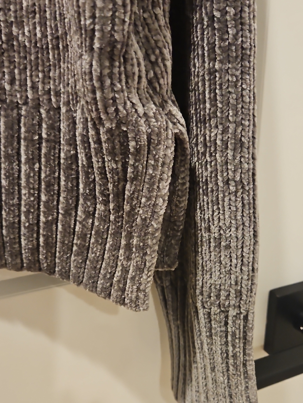 Sweater - Picture 4 of 10